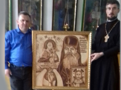 Художник, пишущий огнем, передал свою картину в храм Николая Чудотворца в Шахтах