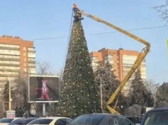 В центре города Шахты начали разбирать новогоднее оформление