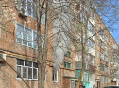 77-летний мужчина пострадал при пожаре в многоквартирном доме в Шахтах