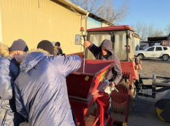 В Шахтах появился новый трактор для уборки улиц