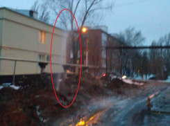 Единственную дорогу к гаражам на улице Искра в Шахтах блокируют ремонтные работы