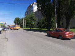 Девочку, попавшую под школьный автобус на Хабарова, пытаются спасти шахтинские хирурги
