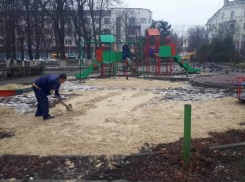 Шахтинская администрация отчиталась о замене песка в детской песочнице