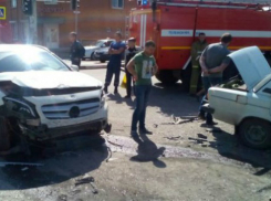 В Шахтах «шестерка» столкнулась с «Мерседесом»