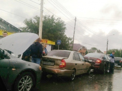 Первый осенний дождь стал причиной нескольких ДТП в Шахтах