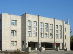 В Шахтах требуются оператор-консультант, швея и отделочник