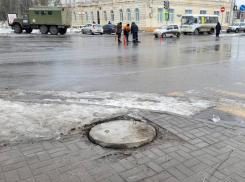 Сотрудникам водоканала в Шахтах приходится искать люки для прочистки колодцев с помощью металлоискателя 