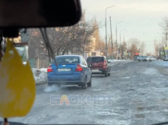 Водители вынуждены проезжать по встречной полосе из-за глыб льда на Петровке в Шахтах