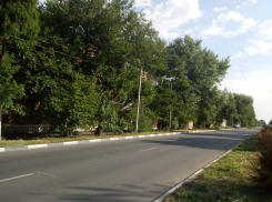 «Непокорный» фонарь полгода не могут починить на Чернокозова в Шахтах