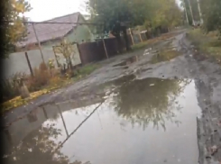 Месяц течет питьевая вода на улице Тынянова в Шахтах