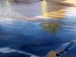 Порыв воды в центре города затопил всю округу