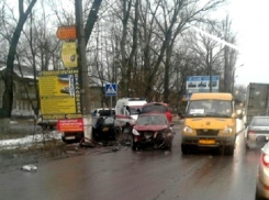 В Шахтах «Приора» столкнулась с «Ситроеном» и отлетела в столб