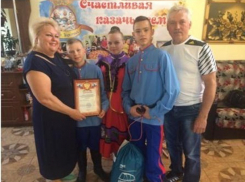  Шахтинская семья с тремя приемными детьми победила в областном конкурсе