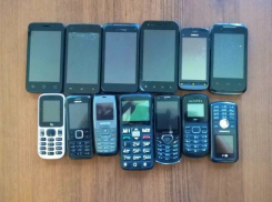 Алкоголь и 13 мобильных телефонов пытались перебросить шахтинцы в колонию