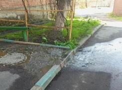 Два многоквартирных дома на улице Врубовой затапливает канализацией