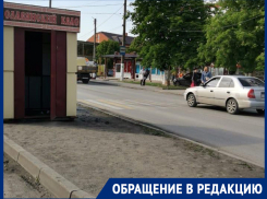 Ларек загородил обзор шахтинским водителям, которые едут в районе 10 магазина в Шахтах: Елена Маслинкова