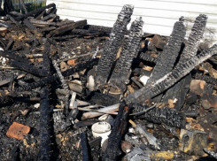 В Шахтах при пожаре полностью сгорела хозяйственная постройка
