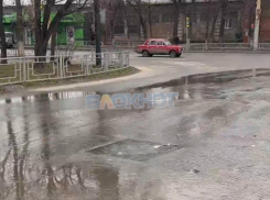 Центральную улицу города Шахты топит канализация 