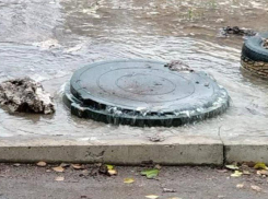 Из аварийного люка несколько дней льются канализационные стоки в Шахтах