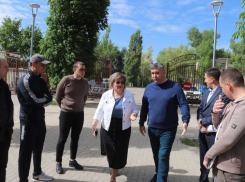 Замминистра ЖКХ Ростовской области проверил ход благоустройства Александровского парка 