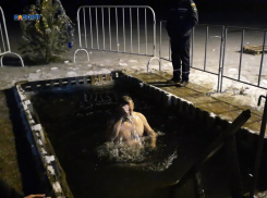 С вечера до утра в иордань окунулась почти тысяча горожан