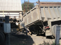 В Шахтах грузовик со щебнем провалился в яму