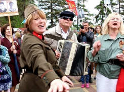 Известная в Шахтах актриса и гармонист организовали у вечного огня импровизированный хор