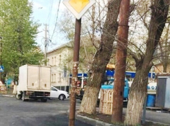 В Шахтах после ремонта проспекта Чернокозова на дороге появился столб