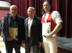Режиссер и художник-постановщик Шахтинского драмтеатра получили заслуженные награды областного уровня