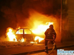 В Каменске-Шахтинском в гараже сгорел автомобиль ВАЗ-2199