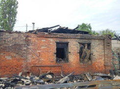 В Шахтах топили баню, а сожгли дом, гараж и пристройку