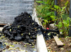 Коммунальщики устранили засор из канализации, вытащив гору камней в Шахтах