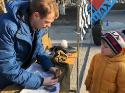 В центре Шахт горожанам раздали по кусочку хлеба