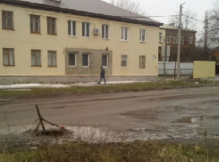 Шахтинец провалился в открытый люк в центре города 