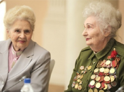 Губернатор Василий Голубев поздравил шахтинских женщин-ветеранов с Международным женским днем