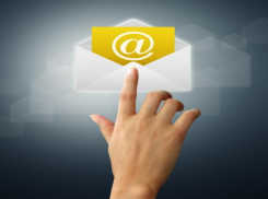 С толстой сумкой на ремне