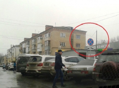 Шахтинцы возмущены хаотичной парковкой на улице Шевченко и выборочной эвакуацией нарушителей