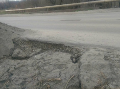 Провал грунта на дороге в поселок Аюта в Шахтах так и не устранили
