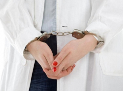 В Шахтах за взятку в 2800 рублей участковый терапевт поликлиники получила три года условно