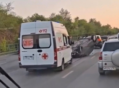Легковушка попала в яму на дороге и перевернулась в Шахтах
