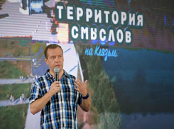 Недовольных низкой зарплатой учителей Дмитрий Медведев послал в бизнес