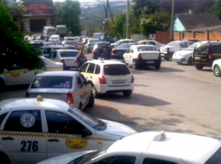 В Шахтах бастуют водители такси