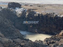 Водоканал оставил после ремонта труб огромную яму во дворе дома на Подбельского в Шахтах