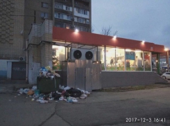 На центральной улице поселка ХБК в Шахтах образовалась огромная свалка