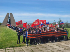 В Шахтах состоялись возложения цветов к мемориалам воинской славы