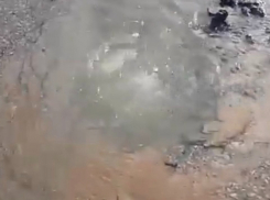 Прорыв водопроводной трубы произошел на улице Станционная в Шахтах