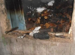 В Шахтах на улице Культурной в частном дворе сгорела летняя кухня и хозпостройки