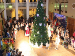 Одаренных шахтинских детей пригласили на новогоднюю благотворительную елку