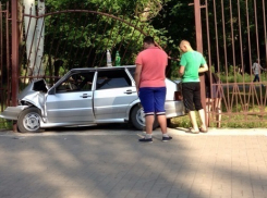 ВАЗ в Шахтах снес ограждение в Александровском парке