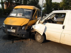 В аварии «Газели» и «Фольксвагена» в Шахтах пострадали женщина и двое детей